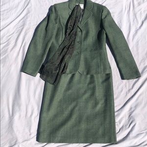 Green Le Suit 2-piece Women’s Skirt Suit Size 8